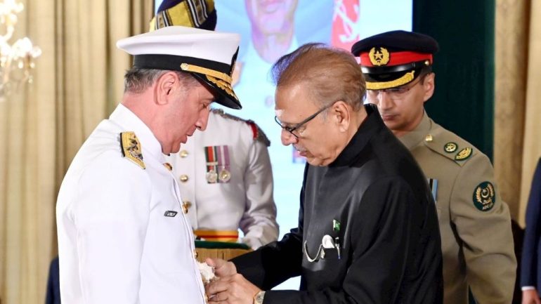 Deniz Kuvvetleri Komutanı Oramiral Tatlıoğlu’na Pakistan İmtiyaz Nişanı