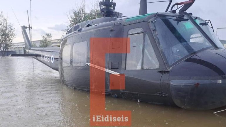 Yunan Ordusunun helikopterleri sular altında kaldı