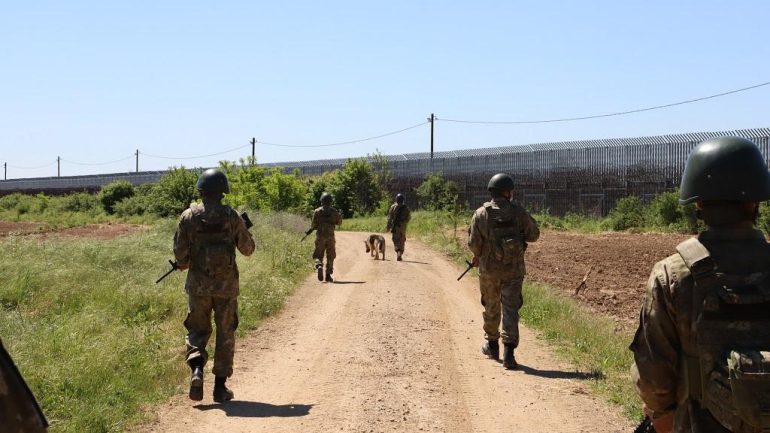 “Hudut Güvenliği Tartışması, Farklı Yerlerde Çekilmiş Stok Görüntülerle Alevlendi”