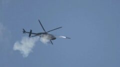 Raytheon Coyote İHA, helikopterden fırlatıldı.
