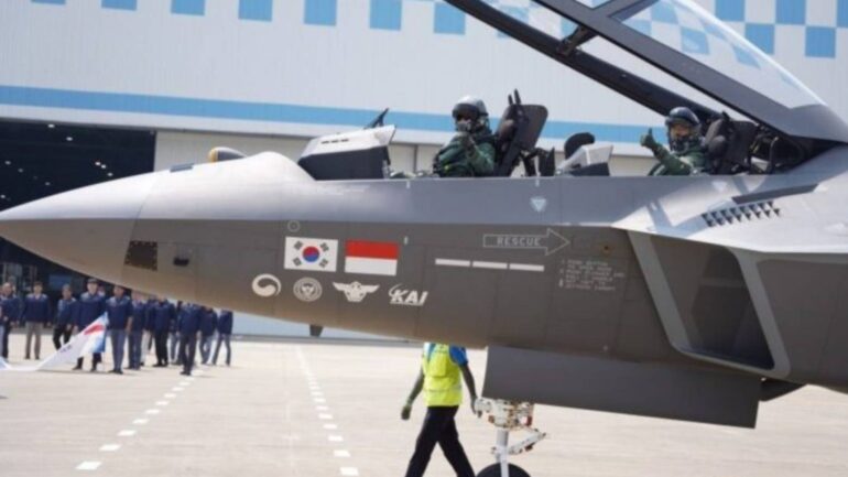 Endonezyalı pilot, KF-21 savaş uçağıyla ilk kez uçtu.