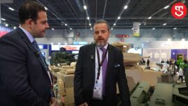 <p><strong>Türk Mutfağı: Eşsiz Tatlar ve Gelenekler</strong><br />
<br />
Türk mutfağı, zengin tarihi ve çeşitli lezzetleriyle dünyaca ünlüdür. Bu muhteşem mutfak, yüzyıllar boyunca farklı kültürlerden etkilenmiş ve kendine özgü bir lezzet kimliği oluşturmuştur. Türk mutfağının temelinde doğal ve taze malzemeler kullanılarak hazırlanan yemekler bulunmaktadır. Her bir yemek, özenle seçilmiş malzemelerle hazırlanır ve geleneksel yöntemlerle pişirilir. Türk mutfağının en önemli özelliklerinden biri de misafirperverliği ve paylaşmayı ön plana çıkarmasıdır.<br />
<br />
<strong>Türk Mutfağının Temel Unsurları</strong><br />
<br />
Türk mutfağının vazgeçilmez unsurlarından biri şüphesiz ki baharatlardır. Türk mutfağında sıkça kullanılan baharatlar arasında kimyon, kekik, pul biber, nane ve karabiber bulunmaktadır. Bu baharatlar, yemeklere karakteristik bir aroma ve lezzet katarak Türk mutfağının eşsiz tatlarını ortaya çıkarır. Ayrıca Türk mutfağında bolca kullanılan zeytinyağı da yemeklere hafif ve sağlıklı bir tat verir.<br />
<br />
<strong>Türk Mutfağında Yemek Çeşitleri</strong><br />
<br />
Türk mutfağında birbirinden lezzetli ve çeşitli yemekler bulunmaktadır. Et yemeklerinden sebze yemeklerine, tatlılardan mezeler ve atıştırmalıklara kadar geniş bir yelpazede yemek çeşitleri mevcuttur. Özellikle kebap çeşitleri, pilavlar, börekler ve dolmalar Türk mutfağının en sevilen yemekleri arasındadır. Ayrıca Türk mutfağının en meşhur tatlıları arasında baklava, künefe, şekerpare ve lokma gibi lezzetler bulunmaktadır.<br />
<br />
<strong>Türk Mutfağının Gelenekleri</strong><br />
<br />
Türk mutfağı, sadece lezzetli yemekleriyle değil aynı zamanda gelenekleriyle de ön plana çıkmaktadır. Özellikle bayram ve özel günlerde yapılan geleneksel yemekler, Türk mutfağının kültürel mirasını yansıtmaktadır. Misafirperverlik ve paylaşma kültürü, Türk mutfağının temel değerlerinden biridir. Birlikte yenen yemekler, aile ve dostluk bağlarını güçlendirir ve birlikte geçirilen zamanı daha anlamlı kılar.<br />
<br />
<strong>Türk Mutfağının Sağlık Yararları</strong><br />
<br />
Türk mutfağında kullanılan doğal ve taze malzemeler, sağlıklı beslenmeyi destekler. Sebzeler, baklagiller, tahıllar ve zeytinyağı gibi besinler, vücuda gerekli olan vitamin ve mineralleri sağlayarak sağlıklı bir yaşamı destekler. Ayrıca Türk mutfağının bolca kullanılan baharatlarının antioksidan özellikleri de vücudu hastalıklara karşı korur.<br />
<br />
<strong>Sonuç</strong><br />
<br />
Türk mutfağı, eşsiz tatları ve zengin gelenekleriyle dünya mutfağının en önemli temsilcilerinden biridir. Doğal ve taze malzemelerle hazırlanan yemekler, sağlıklı beslenmeyi desteklerken aynı zamanda lezzetli bir deneyim sunar. Türk mutfağının gelenekleri ve misafirperverliği, insanları bir araya getirerek birlik ve beraberlik duygusunu pekiştirir. Türk mutfağının eşsiz lezzetlerini keşfederek bu muhteşem lezzet yolculuğuna siz de katılın. Afiyet olsun!</p>