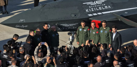 <p><strong>Sağlıklı Yaşam İçin Beslenme Önerileri</strong><br />
<br />
Sağlıklı bir yaşam sürdürmek için beslenme alışkanlıklarınızın önemli bir rolü olduğunu biliyor muydunuz? İyi bir beslenme düzeni vücudumuzun ihtiyaç duyduğu vitamin, mineral ve diğer besin öğelerini almasını sağlayarak sağlığımızı korur. Bu yazımızda size sağlıklı bir yaşam için beslenme önerilerinden bahsedeceğiz.<br />
<br />
<strong>Dengeli ve Çeşitli Beslenme</strong><br />
<br />
Sağlıklı bir yaşam için en önemli adımlardan biri dengeli ve çeşitli beslenmedir. Günlük beslenme alışkanlıklarınızda sebzeler, meyveler, protein kaynakları, tam tahıllar ve sağlıklı yağlar gibi çeşitli besin gruplarına yer vermek önemlidir. Bu şekilde vücudunuzun ihtiyaç duyduğu tüm besin öğelerini alabilirsiniz.<br />
<br />
<strong>Sebzeler ve Meyveler</strong><br />
<br />
Sebzeler ve meyveler sağlıklı bir beslenme düzeninin temel taşlarıdır. Renkli sebzeler ve meyveler antioksidanlar açısından zengindir ve vücudunuzun bağışıklık sisteminin güçlenmesine yardımcı olabilir. Her gün yeterli miktarda sebze ve meyve tüketmeye özen gösterin.<br />
<br />
<strong>Protein Kaynakları</strong><br />
<br />
Proteinler vücudumuzun temel yapı taşlarından biridir. Et, tavuk, balık, yumurta, kurubaklagiller gibi protein kaynaklarını günlük beslenme düzeninizde mutlaka bulundurun. Aynı zamanda bitkisel protein kaynaklarından da faydalanarak dengeli bir protein alımı sağlayabilirsiniz.<br />
<br />
<strong>Tam Tahıllar</strong><br />
<br />
Tam tahıllar lif, vitamin ve mineral açısından zengin besinlerdir. Beyaz ekmek yerine kepekli ekmek, bulgur, yulaf gibi tam tahıllı besinleri tercih ederek beslenme düzeninizi zenginleştirebilirsiniz. Ayrıca tam tahıllar sindirim sistemini düzenleyerek kilo kontrolüne de yardımcı olabilir.<br />
<br />
<strong>Sağlıklı Yağlar</strong><br />
<br />
Sağlıklı yağlar vücudumuzun ihtiyaç duyduğu enerjiyi sağlar. Zeytinyağı, avokado, balık yağı gibi sağlıklı yağları beslenme düzeninize ekleyerek kalp sağlığınızı koruyabilirsiniz. Ancak yağ tüketiminde dikkatli olmak ve abartmamak önemlidir.<br />
<br />
<strong>Su Tüketimi</strong><br />
<br />
Vücudumuzun en önemli bileşenlerinden biri su olduğu için yeterli miktarda su tüketmek sağlıklı bir yaşam için oldukça önemlidir. Günde en az 2-2.5 litre su içmeye özen gösterin. Su tüketimi sindirim sistemini düzenler, cilt sağlığını korur ve vücut fonksiyonlarını destekler.<br />
<br />
<strong>Besin Etiketlerini Okuyun</strong><br />
<br />
Besin ambalajlarında yer alan besin etiketlerini okuyarak günlük besin alımınızı kontrol altında tutabilirsiniz. Paketli ve işlenmiş gıdalardan uzak durarak doğal ve sağlıklı besinleri tercih etmeye çalışın. Ayrıca şeker, tuz ve yağ içeriğine dikkat ederek daha bilinçli bir şekilde beslenme alışkanlıklarınızı şekillendirebilirsiniz.<br />
<br />
<strong>Hareket Edin</strong><br />
<br />
Sağlıklı bir yaşam için sadece beslenme düzeni yeterli değildir, düzenli egzersiz de önemlidir. Haftada en az 3-4 gün düzenli olarak egzersiz yapmaya özen gösterin. Yürüyüş, koşu, bisiklet sürme gibi aktivitelerle hem vücudunuzu hareketli tutabilir hem de kalp sağlığınızı koruyabilirsiniz.<br />
<br />
<strong>Sonuç</strong><br />
<br />
Sağlıklı bir yaşam sürdürmek için beslenme alışkanlıklarınızı gözden geçirmeniz ve sağlıklı besin tercihlerine yönelmeniz önemlidir. Dengeli ve çeşitli beslenme, yeterli su tüketimi, düzenli egzersiz ve besin etiketlerini okuma alışkanlığı kazanarak sağlığınızı koruyabilirsiniz. Unutmayın, sağlıklı beslenmek sadece bedeniniz için değil, ruhunuz için de önemlidir.</p>