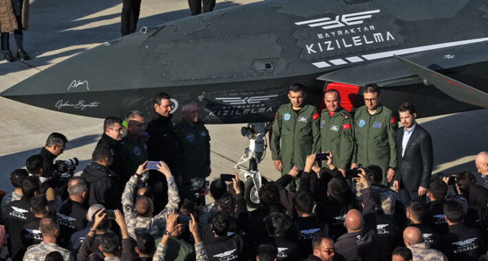 <p><strong>Sağlıklı Yaşam İçin Beslenme Önerileri</strong><br />
<br />
Sağlıklı bir yaşam sürdürmek için beslenme alışkanlıklarınızın önemli bir rolü olduğunu biliyor muydunuz? İyi bir beslenme düzeni vücudumuzun ihtiyaç duyduğu vitamin, mineral ve diğer besin öğelerini almasını sağlayarak sağlığımızı korur. Bu yazımızda size sağlıklı bir yaşam için beslenme önerilerinden bahsedeceğiz.<br />
<br />
<strong>Dengeli ve Çeşitli Beslenme</strong><br />
<br />
Sağlıklı bir yaşam için en önemli adımlardan biri dengeli ve çeşitli beslenmedir. Günlük beslenme alışkanlıklarınızda sebzeler, meyveler, protein kaynakları, tam tahıllar ve sağlıklı yağlar gibi çeşitli besin gruplarına yer vermek önemlidir. Bu şekilde vücudunuzun ihtiyaç duyduğu tüm besin öğelerini alabilirsiniz.<br />
<br />
<strong>Sebzeler ve Meyveler</strong><br />
<br />
Sebzeler ve meyveler sağlıklı bir beslenme düzeninin temel taşlarıdır. Renkli sebzeler ve meyveler antioksidanlar açısından zengindir ve vücudunuzun bağışıklık sisteminin güçlenmesine yardımcı olabilir. Her gün yeterli miktarda sebze ve meyve tüketmeye özen gösterin.<br />
<br />
<strong>Protein Kaynakları</strong><br />
<br />
Proteinler vücudumuzun temel yapı taşlarından biridir. Et, tavuk, balık, yumurta, kurubaklagiller gibi protein kaynaklarını günlük beslenme düzeninizde mutlaka bulundurun. Aynı zamanda bitkisel protein kaynaklarından da faydalanarak dengeli bir protein alımı sağlayabilirsiniz.<br />
<br />
<strong>Tam Tahıllar</strong><br />
<br />
Tam tahıllar lif, vitamin ve mineral açısından zengin besinlerdir. Beyaz ekmek yerine kepekli ekmek, bulgur, yulaf gibi tam tahıllı besinleri tercih ederek beslenme düzeninizi zenginleştirebilirsiniz. Ayrıca tam tahıllar sindirim sistemini düzenleyerek kilo kontrolüne de yardımcı olabilir.<br />
<br />
<strong>Sağlıklı Yağlar</strong><br />
<br />
Sağlıklı yağlar vücudumuzun ihtiyaç duyduğu enerjiyi sağlar. Zeytinyağı, avokado, balık yağı gibi sağlıklı yağları beslenme düzeninize ekleyerek kalp sağlığınızı koruyabilirsiniz. Ancak yağ tüketiminde dikkatli olmak ve abartmamak önemlidir.<br />
<br />
<strong>Su Tüketimi</strong><br />
<br />
Vücudumuzun en önemli bileşenlerinden biri su olduğu için yeterli miktarda su tüketmek sağlıklı bir yaşam için oldukça önemlidir. Günde en az 2-2.5 litre su içmeye özen gösterin. Su tüketimi sindirim sistemini düzenler, cilt sağlığını korur ve vücut fonksiyonlarını destekler.<br />
<br />
<strong>Besin Etiketlerini Okuyun</strong><br />
<br />
Besin ambalajlarında yer alan besin etiketlerini okuyarak günlük besin alımınızı kontrol altında tutabilirsiniz. Paketli ve işlenmiş gıdalardan uzak durarak doğal ve sağlıklı besinleri tercih etmeye çalışın. Ayrıca şeker, tuz ve yağ içeriğine dikkat ederek daha bilinçli bir şekilde beslenme alışkanlıklarınızı şekillendirebilirsiniz.<br />
<br />
<strong>Hareket Edin</strong><br />
<br />
Sağlıklı bir yaşam için sadece beslenme düzeni yeterli değildir, düzenli egzersiz de önemlidir. Haftada en az 3-4 gün düzenli olarak egzersiz yapmaya özen gösterin. Yürüyüş, koşu, bisiklet sürme gibi aktivitelerle hem vücudunuzu hareketli tutabilir hem de kalp sağlığınızı koruyabilirsiniz.<br />
<br />
<strong>Sonuç</strong><br />
<br />
Sağlıklı bir yaşam sürdürmek için beslenme alışkanlıklarınızı gözden geçirmeniz ve sağlıklı besin tercihlerine yönelmeniz önemlidir. Dengeli ve çeşitli beslenme, yeterli su tüketimi, düzenli egzersiz ve besin etiketlerini okuma alışkanlığı kazanarak sağlığınızı koruyabilirsiniz. Unutmayın, sağlıklı beslenmek sadece bedeniniz için değil, ruhunuz için de önemlidir.</p>