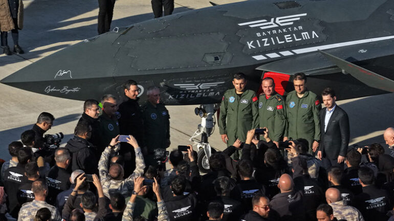 <p><strong>Sağlıklı Yaşam İçin Beslenme Önerileri</strong><br />
<br />
Sağlıklı bir yaşam sürdürmek için beslenme alışkanlıklarınızın önemli bir rolü olduğunu biliyor muydunuz? İyi bir beslenme düzeni vücudumuzun ihtiyaç duyduğu vitamin, mineral ve diğer besin öğelerini almasını sağlayarak sağlığımızı korur. Bu yazımızda size sağlıklı bir yaşam için beslenme önerilerinden bahsedeceğiz.<br />
<br />
<strong>Dengeli ve Çeşitli Beslenme</strong><br />
<br />
Sağlıklı bir yaşam için en önemli adımlardan biri dengeli ve çeşitli beslenmedir. Günlük beslenme alışkanlıklarınızda sebzeler, meyveler, protein kaynakları, tam tahıllar ve sağlıklı yağlar gibi çeşitli besin gruplarına yer vermek önemlidir. Bu şekilde vücudunuzun ihtiyaç duyduğu tüm besin öğelerini alabilirsiniz.<br />
<br />
<strong>Sebzeler ve Meyveler</strong><br />
<br />
Sebzeler ve meyveler sağlıklı bir beslenme düzeninin temel taşlarıdır. Renkli sebzeler ve meyveler antioksidanlar açısından zengindir ve vücudunuzun bağışıklık sisteminin güçlenmesine yardımcı olabilir. Her gün yeterli miktarda sebze ve meyve tüketmeye özen gösterin.<br />
<br />
<strong>Protein Kaynakları</strong><br />
<br />
Proteinler vücudumuzun temel yapı taşlarından biridir. Et, tavuk, balık, yumurta, kurubaklagiller gibi protein kaynaklarını günlük beslenme düzeninizde mutlaka bulundurun. Aynı zamanda bitkisel protein kaynaklarından da faydalanarak dengeli bir protein alımı sağlayabilirsiniz.<br />
<br />
<strong>Tam Tahıllar</strong><br />
<br />
Tam tahıllar lif, vitamin ve mineral açısından zengin besinlerdir. Beyaz ekmek yerine kepekli ekmek, bulgur, yulaf gibi tam tahıllı besinleri tercih ederek beslenme düzeninizi zenginleştirebilirsiniz. Ayrıca tam tahıllar sindirim sistemini düzenleyerek kilo kontrolüne de yardımcı olabilir.<br />
<br />
<strong>Sağlıklı Yağlar</strong><br />
<br />
Sağlıklı yağlar vücudumuzun ihtiyaç duyduğu enerjiyi sağlar. Zeytinyağı, avokado, balık yağı gibi sağlıklı yağları beslenme düzeninize ekleyerek kalp sağlığınızı koruyabilirsiniz. Ancak yağ tüketiminde dikkatli olmak ve abartmamak önemlidir.<br />
<br />
<strong>Su Tüketimi</strong><br />
<br />
Vücudumuzun en önemli bileşenlerinden biri su olduğu için yeterli miktarda su tüketmek sağlıklı bir yaşam için oldukça önemlidir. Günde en az 2-2.5 litre su içmeye özen gösterin. Su tüketimi sindirim sistemini düzenler, cilt sağlığını korur ve vücut fonksiyonlarını destekler.<br />
<br />
<strong>Besin Etiketlerini Okuyun</strong><br />
<br />
Besin ambalajlarında yer alan besin etiketlerini okuyarak günlük besin alımınızı kontrol altında tutabilirsiniz. Paketli ve işlenmiş gıdalardan uzak durarak doğal ve sağlıklı besinleri tercih etmeye çalışın. Ayrıca şeker, tuz ve yağ içeriğine dikkat ederek daha bilinçli bir şekilde beslenme alışkanlıklarınızı şekillendirebilirsiniz.<br />
<br />
<strong>Hareket Edin</strong><br />
<br />
Sağlıklı bir yaşam için sadece beslenme düzeni yeterli değildir, düzenli egzersiz de önemlidir. Haftada en az 3-4 gün düzenli olarak egzersiz yapmaya özen gösterin. Yürüyüş, koşu, bisiklet sürme gibi aktivitelerle hem vücudunuzu hareketli tutabilir hem de kalp sağlığınızı koruyabilirsiniz.<br />
<br />
<strong>Sonuç</strong><br />
<br />
Sağlıklı bir yaşam sürdürmek için beslenme alışkanlıklarınızı gözden geçirmeniz ve sağlıklı besin tercihlerine yönelmeniz önemlidir. Dengeli ve çeşitli beslenme, yeterli su tüketimi, düzenli egzersiz ve besin etiketlerini okuma alışkanlığı kazanarak sağlığınızı koruyabilirsiniz. Unutmayın, sağlıklı beslenmek sadece bedeniniz için değil, ruhunuz için de önemlidir.</p>