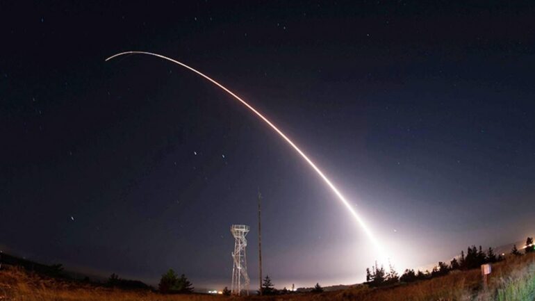 ABD Minuteman III kıtalararası balistik füzesini denedi.