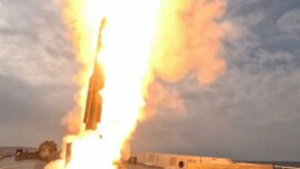 PNS Taimur’dan Pakistan Çin yapımı LY-80(N) karadan havaya füzesi ateşlendi.