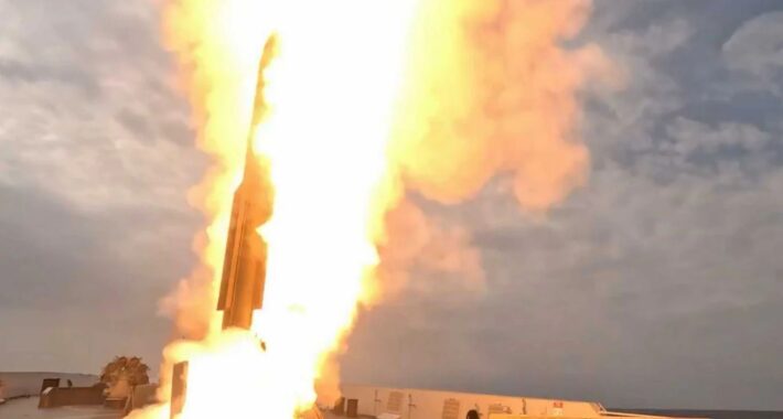 PNS Taimur’dan Pakistan Çin yapımı LY-80(N) karadan havaya füzesi ateşlendi.