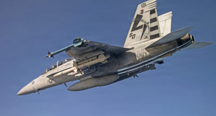 ABD F/A-18E/F Süper Boynuzlu uçakları StormBreaker mühimmatıyla donatılacak.