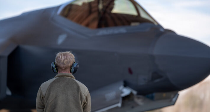 ABD, eski F-35 pilotunu Çin’e eğitim vermekle suçladı.