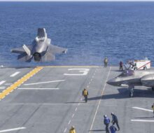 F-35B savaş uçağı ilk defa USS Kearsarge amfibi hücum gemisine iniş yaptı.