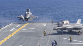 F-35B savaş uçağı ilk defa USS Kearsarge amfibi hücum gemisine iniş yaptı.