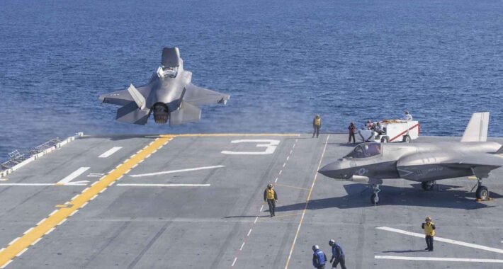 F-35B savaş uçağı ilk defa USS Kearsarge amfibi hücum gemisine iniş yaptı.