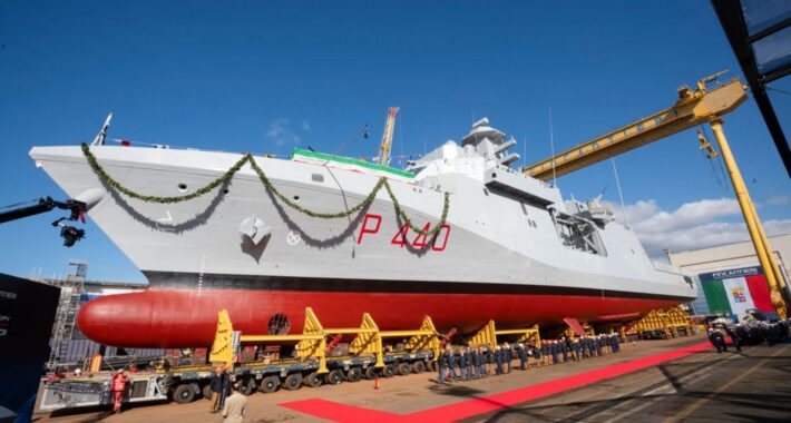Fincantieri, İtalyan Donanması için ilk açık deniz devriye gemisi Ugolino Vivaldi’yi suya indirdi.