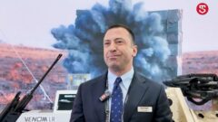 <p><strong>Zengin Bir Yaşam Tarzı İçin İpuçları</strong><br />
<br />
Günümüzde, hızlı tempolu bir yaşam tarzı benimsemek ve yoğun iş temposuyla başa çıkmak her zamankinden daha zor olabilir. Ancak, zengin bir yaşam tarzı sürdürmek için bazı ipuçları ve stratejiler uygulayarak hayatınızı daha keyifli hale getirebilirsiniz. Bu makalede, sizin için zengin bir yaşam tarzı elde etmeniz için rehber niteliğinde olacak bazı ipuçlarını paylaşacağız.<br />
<br />
<strong>Sağlıklı Beslenme Alışkanlıkları Edinin</strong><br />
<br />
Sağlıklı beslenme alışkanlıkları edinmek, zengin bir yaşam tarzı sürdürmenin temel taşlarından biridir. Dengeli bir diyet programı oluşturarak vücudunuzun ihtiyaç duyduğu besinleri almanızı sağlayabilirsiniz. Fast food ve işlenmiş gıdalar yerine, taze ve doğal besinleri tercih etmeye özen gösterin. Ayrıca, yeterli miktarda su içmeyi ihmal etmeyerek vücudunuzu her zaman sağlıklı tutun.<br />
<br />
<strong>Fiziksel Aktiviteyi Hayatınıza Dahil Edin</strong><br />
<br />
Zengin bir yaşam tarzı sürdürmek için fiziksel aktiviteyi hayatınıza dahil etmek önemlidir. Düzenli egzersiz yaparak hem vücudunuzu hem de zihninizi güçlendirebilirsiniz. Spor yapmayı seviyorsanız, bir spor salonuna kaydolabilir veya açık havada koşu yapabilirsiniz. Egzersiz yaparken endorfin salgılanacağından, kendinizi daha enerjik ve mutlu hissedeceksiniz.<br />
<br />
<strong>Meditasyon ve Yoga Pratiği Yapın</strong><br />
<br />
Zengin bir yaşam tarzı için meditasyon ve yoga pratiği yapmak da oldukça önemlidir. Zihninizi ve bedeninizi dengelemek için düzenli olarak meditasyon yapabilir ve yoga pratiği yapabilirsiniz. Bu uygulamalar sayesinde stresi azaltabilir, odaklanma ve iç huzurunuzu artırabilirsiniz.<br />
<br />
<strong>Hobiler Edinin ve Keyif Alın</strong><br />
<br />
Zengin bir yaşam tarzı sürdürmek için hobiler edinmek ve keyif almak da önemlidir. Yaratıcı aktivitelerle uğraşarak zamanınızı daha verimli ve keyifli bir şekilde geçirebilirsiniz. Resim yapmak, müzik dinlemek, kitap okumak gibi hobiler edinerek ruhunuzu besleyebilirsiniz.<br />
<br />
<strong>Seyahat Edin ve Yeni Kültürler Keşfedin</strong><br />
<br />
Zengin bir yaşam tarzı sürdürmek için seyahat etmek ve yeni kültürler keşfetmek de büyük önem taşır. Farklı coğrafyalara seyahat ederek yeni insanlarla tanışabilir, farklı lezzetleri deneyebilir ve kendinizi geliştirebilirsiniz. Seyahat etmek, hayatınıza yeni bir bakış açısı kazandırarak sizi daha zengin bir insan haline getirebilir.<br />
<br />
<strong>Sosyal İlişkilerinizi Güçlendirin</strong><br />
<br />
Zengin bir yaşam tarzı sürdürmek için sosyal ilişkilerinizi güçlendirmek de önemlidir. Aile ve arkadaşlarınızla vakit geçirerek duygusal destek alabilir ve mutluluğunuzu artırabilirsiniz. İnsanlarla iletişim kurmak, empati yapmak ve paylaşımda bulunmak sizi daha iyi bir insan yapacaktır.<br />
<br />
<strong>Dijital Detoks Yapın ve Teknolojiyi Kontrol Edin</strong><br />
<br />
Zengin bir yaşam tarzı sürdürmek için dijital detoks yapmak ve teknolojiyi kontrol etmek de gereklidir. Sürekli olarak telefona veya bilgisayara bağlı kalmak, zamanınızı boşa harcamanıza neden olabilir. Teknolojiyi bilinçli bir şekilde kullanarak, gerçek hayattaki deneyimlerinizi artırabilir ve daha fazla keyif alabilirsiniz.<br />
<br />
<strong>Doğa ile Bağlantı Kurun ve Zamanı Yavaşlatın</strong><br />
<br />
Zengin bir yaşam tarzı sürdürmek için doğa ile bağlantı kurmak ve zamanı yavaşlatmak da önemlidir. Doğa yürüyüşleri yaparak stresi azaltabilir, zihninizi dinlendirebilir ve iç huzurunuza kavuşabilirsiniz. Zamanı yavaşlatarak, anın tadını çıkarmayı öğrenerek hayatınızı daha fazla değerli hale getirebilirsiniz.<br />
<br />
<strong>Zengin Bir Yaşam Tarzı İçin Sonuç</strong><br />
<br />
Zengin bir yaşam tarzı sürdürmek için sağlıklı beslenme, fiziksel aktivite, meditasyon, hobiler, seyahat, sosyal ilişkiler, dijital detoks, doğa ile bağlantı ve zamanı yavaşlatma gibi çeşitli ipuçlarını uygulayabilirsiniz. Hayatınızı daha keyifli ve anlamlı hale getirmek için bu ipuçlarını dikkate alarak zengin bir yaşam tarzı elde edebilirsiniz.</p>