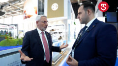 <p><strong>Giriş</strong><br />
<br />
Günümüzde dijital pazarlama, işletmelerin başarısı için vazgeçilmez bir öneme sahiptir. İnternetin yaygınlaşması ve teknolojinin gelişmesiyle birlikte, tüketicilerin alışveriş alışkanlıkları da değişmiştir. Artık müşteriler ürün ve hizmetleri araştırmak, karşılaştırmak ve satın almak için interneti tercih etmektedir. Bu nedenle işletmelerin dijital pazarlama stratejilerini doğru bir şekilde uygulamaları önem kazanmaktadır.<br />
<br />
<strong>Dijital Pazarlamanın Önemi</strong><br />
<br />
Dijital pazarlama, işletmelerin online platformlarda varlık göstermelerini sağlayan bir pazarlama yöntemidir. Bu yöntem sayesinde işletmeler, hedef kitlelerine daha etkili bir şekilde ulaşabilir ve marka bilinirliklerini artırabilirler. Ayrıca dijital pazarlama, geleneksel pazarlama yöntemlerine göre daha ekonomik ve ölçülebilir bir şekilde gerçekleştirilebilir. Bu nedenle işletmeler, dijital pazarlama stratejilerini doğru bir şekilde uygulayarak rekabet avantajı elde edebilirler.<br />
<br />
<strong>Dijital Pazarlama Stratejileri</strong><br />
<br />
Dijital pazarlama stratejileri, işletmelerin online platformlarda varlık göstermelerini sağlayan ve hedef kitlelerine ulaşmalarını kolaylaştıran yöntemlerdir. Bu stratejiler arasında arama motoru optimizasyonu (SEO), sosyal medya pazarlaması, içerik pazarlaması, e-posta pazarlaması ve dijital reklamcılık gibi farklı teknikler bulunmaktadır. İşletmeler, bu stratejileri doğru bir şekilde bir araya getirerek etkili bir dijital pazarlama planı oluşturabilirler.<br />
<br />
<strong>Arama Motoru Optimizasyonu (SEO)</strong><br />
<br />
Arama motoru optimizasyonu (SEO), işletmelerin web sitelerini arama motorlarında üst sıralara çıkarmak için uyguladıkları bir dizi teknik ve stratejileri kapsar. SEO, web sitelerinin arama motorlarında daha görünür olmasını sağlayarak organik trafik elde etmelerine yardımcı olur. Bu sayede işletmeler, hedef kitlelerine daha kolay bir şekilde ulaşabilir ve marka bilinirliklerini artırabilirler.<br />
<br />
<strong>Sosyal Medya Pazarlaması</strong><br />
<br />
Sosyal medya pazarlaması, işletmelerin sosyal medya platformlarını kullanarak hedef kitlelerine ulaşmalarını sağlayan bir pazarlama yöntemidir. Sosyal medya platformları, milyonlarca kullanıcıya ev sahipliği yaptığı için işletmelerin potansiyel müşterilerine ulaşmaları için büyük bir fırsat sunar. İşletmeler, sosyal medya platformlarını etkili bir şekilde kullanarak marka bilinirliklerini artırabilir ve müşteri sadakatini sağlayabilirler.<br />
<br />
<strong>İçerik Pazarlaması</strong><br />
<br />
İçerik pazarlaması, işletmelerin potansiyel müşterilerine değerli ve ilgi çekici içerikler sunarak onların marka ile etkileşimini artırmalarını sağlayan bir pazarlama yöntemidir. İçerik pazarlaması, blog yazıları, videolar, infografikler, e-kitaplar gibi farklı içerik türlerini kullanarak hedef kitlelerini bilgilendirmeyi ve eğitmeyi hedefler. Bu sayede işletmeler, potansiyel müşterilerinin güvenini kazanabilir ve marka sadakatini artırabilirler.<br />
<br />
<strong>E-posta Pazarlaması</strong><br />
<br />
E-posta pazarlaması, işletmelerin potansiyel ve mevcut müşterilerine kişiselleştirilmiş mesajlar göndererek onlarla etkileşim kurmalarını sağlayan bir pazarlama yöntemidir. E-posta pazarlaması, müşterilerin ilgi alanlarına ve satın alma alışkanlıklarına göre özelleştirilmiş içerikler sunarak onların marka ile etkileşimini artırır. Bu sayede işletmeler, müşteri sadakatini sağlayabilir ve tekrarlayan satışları artırabilirler.<br />
<br />
<strong>Dijital Reklamcılık</strong><br />
<br />
Dijital reklamcılık, işletmelerin online platformlarda reklam vererek hedef kitlelerine ulaşmalarını sağlayan bir pazarlama yöntemidir. Dijital reklamcılık, Google AdWords, Facebook Reklamları, Instagram Reklamları gibi farklı platformlar üzerinden gerçekleştirilebilir. İşletmeler, dijital reklamcılığı etkili bir şekilde kullanarak hedef kitlelerine ulaşabilir ve satışlarını artırabilirler.<br />
<br />
<strong>Sonuç</strong><br />
<br />
Dijital pazarlama, işletmelerin online platformlarda varlık göstermelerini sağlayan ve hedef kitlelerine ulaşmalarını kolaylaştıran bir pazarlama yöntemidir. İşletmeler, dijital pazarlama stratejilerini doğru bir şekilde uygulayarak marka bilinirliklerini artırabilir, müşteri sadakatini sağlayabilir ve satışlarını artırabilirler. Bu nedenle işletmelerin dijital pazarlama stratejilerine yatırım yapmaları ve sürekli olarak güncellemeleri önem kazanmaktadır.</p>