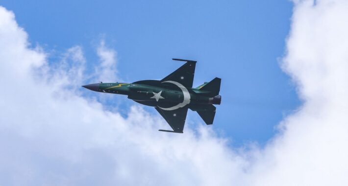 Pakistan uçağı, Afganistan’da sınır gerilimi artarken düştü.