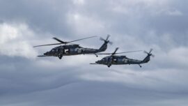 İran’da düşen F-15’in mürettebatını arayan helikoptere ateş açıldı.