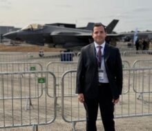 <p><strong>Yazılı İçerik Oluşturmanın Önemi ve SEO Uyumlu İçerikler</strong><br />
<br />
Günümüzde dijital dünyada içerik, bir markanın veya şirketin başarısında büyük bir rol oynamaktadır. İnsanlar artık bir ürün veya hizmet hakkında bilgi edinmek istediklerinde arama motorlarına başvurmakta ve kararlarını bu bilgilere göre vermektedirler. Bu nedenle, SEO uyumlu içerik oluşturmak ve doğru kitleye ulaşmak oldukça önemlidir.<br />
<br />
<strong>SEO Uyumlu İçerik Oluşturmanın Püf Noktaları</strong><br />
<br />
SEO uyumlu içerik oluşturmanın belirli püf noktaları bulunmaktadır. İlk olarak, içeriğin anahtar kelimelerle uyumlu olması gerekmektedir. Anahtar kelimeler, hedef kitlenin arama yaparken kullandığı terimlerdir ve içeriğin bu terimlere uygun olması, arama motorları tarafından daha iyi indekslenmesini sağlar.<br />
<br />
İkinci olarak, içerik kaliteli ve özgün olmalıdır. Kopya içerikler arama motorları tarafından cezalandırılmakta ve sıralamalarda geriye düşmektedir. Bu nedenle, içeriğin özgün ve değerli olması oldukça önemlidir.<br />
<br />
Üçüncü olarak, içerik okuyucuya fayda sağlamalıdır. İnsanlar bir içeriği okurken onlara bir şeyler öğretmeli, bir sorunlarını çözmelerine yardımcı olmalı veya ilgi çekici bilgiler sunmalıdır. Böylece, okuyucular içeriği değerli bulacak ve paylaşma eğiliminde olacaklardır.<br />
<br />
<strong>Yazılı İçerik Oluşturmanın Marka Bilinirliğine Etkisi</strong><br />
<br />
SEO uyumlu içerik oluşturmanın bir diğer önemli etkisi de marka bilinirliğini arttırmasıdır. İyi bir içerik stratejisi ile markanın hedef kitlesine daha kolay ulaşması ve marka imajının güçlendirilmesi mümkün olmaktadır. Aynı zamanda, kaliteli içerikler paylaşıldıkça markanın otoritesi artar ve insanların markaya olan güveni artar.<br />
<br />
<strong>SEO Uyumlu İçerik Oluşturmanın İşletmelere Sağladığı Avantajlar</strong><br />
<br />
SEO uyumlu içerik oluşturmanın işletmelere birçok avantajı vardır. İlk olarak, doğru anahtar kelimelerle uyumlu içerikler oluşturmak, hedef kitlenin markayı daha kolay bulmasını sağlar ve potansiyel müşterilere ulaşma şansını arttırır. Bu da işletmenin satışlarını arttırmasına ve gelirini yükseltmesine yardımcı olur.<br />
<br />
İkinci olarak, SEO uyumlu içerikler arama motorlarında daha üst sıralara çıkar ve daha fazla organik trafik elde etmeyi sağlar. Bu da işletmenin daha geniş bir kitleye ulaşmasını ve marka bilinirliğini arttırmasını sağlar.<br />
<br />
Üçüncü olarak, SEO uyumlu içeriklerin paylaşılma ve viral olma potansiyeli daha yüksektir. İnsanlar kaliteli ve ilgi çekici içerikleri paylaşmaktan hoşlanır ve bu da işletmenin daha geniş bir kitleye ulaşmasını sağlar.<br />
<br />
<strong>Sonuç</strong><br />
<br />
SEO uyumlu içerik oluşturmak, bir işletme veya marka için oldukça önemli bir stratejidir. Doğru anahtar kelimelerle uyumlu, kaliteli ve okuyucuya fayda sağlayan içerikler oluşturmak, markanın hedef kitlesine ulaşmasını ve marka bilinirliğini arttırmasını sağlar. Bu nedenle, içerik oluşturma stratejilerine önem vermek ve SEO uyumlu içerikler oluşturmak her işletme için büyük bir avantaj sağlayacaktır.</p>