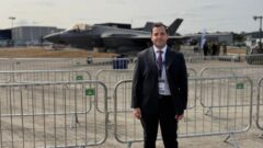 <p><strong>Yazılı İçerik Oluşturmanın Önemi ve SEO Uyumlu İçerikler</strong><br />
<br />
Günümüzde dijital dünyada içerik, bir markanın veya şirketin başarısında büyük bir rol oynamaktadır. İnsanlar artık bir ürün veya hizmet hakkında bilgi edinmek istediklerinde arama motorlarına başvurmakta ve kararlarını bu bilgilere göre vermektedirler. Bu nedenle, SEO uyumlu içerik oluşturmak ve doğru kitleye ulaşmak oldukça önemlidir.<br />
<br />
<strong>SEO Uyumlu İçerik Oluşturmanın Püf Noktaları</strong><br />
<br />
SEO uyumlu içerik oluşturmanın belirli püf noktaları bulunmaktadır. İlk olarak, içeriğin anahtar kelimelerle uyumlu olması gerekmektedir. Anahtar kelimeler, hedef kitlenin arama yaparken kullandığı terimlerdir ve içeriğin bu terimlere uygun olması, arama motorları tarafından daha iyi indekslenmesini sağlar.<br />
<br />
İkinci olarak, içerik kaliteli ve özgün olmalıdır. Kopya içerikler arama motorları tarafından cezalandırılmakta ve sıralamalarda geriye düşmektedir. Bu nedenle, içeriğin özgün ve değerli olması oldukça önemlidir.<br />
<br />
Üçüncü olarak, içerik okuyucuya fayda sağlamalıdır. İnsanlar bir içeriği okurken onlara bir şeyler öğretmeli, bir sorunlarını çözmelerine yardımcı olmalı veya ilgi çekici bilgiler sunmalıdır. Böylece, okuyucular içeriği değerli bulacak ve paylaşma eğiliminde olacaklardır.<br />
<br />
<strong>Yazılı İçerik Oluşturmanın Marka Bilinirliğine Etkisi</strong><br />
<br />
SEO uyumlu içerik oluşturmanın bir diğer önemli etkisi de marka bilinirliğini arttırmasıdır. İyi bir içerik stratejisi ile markanın hedef kitlesine daha kolay ulaşması ve marka imajının güçlendirilmesi mümkün olmaktadır. Aynı zamanda, kaliteli içerikler paylaşıldıkça markanın otoritesi artar ve insanların markaya olan güveni artar.<br />
<br />
<strong>SEO Uyumlu İçerik Oluşturmanın İşletmelere Sağladığı Avantajlar</strong><br />
<br />
SEO uyumlu içerik oluşturmanın işletmelere birçok avantajı vardır. İlk olarak, doğru anahtar kelimelerle uyumlu içerikler oluşturmak, hedef kitlenin markayı daha kolay bulmasını sağlar ve potansiyel müşterilere ulaşma şansını arttırır. Bu da işletmenin satışlarını arttırmasına ve gelirini yükseltmesine yardımcı olur.<br />
<br />
İkinci olarak, SEO uyumlu içerikler arama motorlarında daha üst sıralara çıkar ve daha fazla organik trafik elde etmeyi sağlar. Bu da işletmenin daha geniş bir kitleye ulaşmasını ve marka bilinirliğini arttırmasını sağlar.<br />
<br />
Üçüncü olarak, SEO uyumlu içeriklerin paylaşılma ve viral olma potansiyeli daha yüksektir. İnsanlar kaliteli ve ilgi çekici içerikleri paylaşmaktan hoşlanır ve bu da işletmenin daha geniş bir kitleye ulaşmasını sağlar.<br />
<br />
<strong>Sonuç</strong><br />
<br />
SEO uyumlu içerik oluşturmak, bir işletme veya marka için oldukça önemli bir stratejidir. Doğru anahtar kelimelerle uyumlu, kaliteli ve okuyucuya fayda sağlayan içerikler oluşturmak, markanın hedef kitlesine ulaşmasını ve marka bilinirliğini arttırmasını sağlar. Bu nedenle, içerik oluşturma stratejilerine önem vermek ve SEO uyumlu içerikler oluşturmak her işletme için büyük bir avantaj sağlayacaktır.</p>