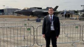 <p><strong>Yazılı İçerik Oluşturmanın Önemi ve SEO Uyumlu İçerikler</strong><br />
<br />
Günümüzde dijital dünyada içerik, bir markanın veya şirketin başarısında büyük bir rol oynamaktadır. İnsanlar artık bir ürün veya hizmet hakkında bilgi edinmek istediklerinde arama motorlarına başvurmakta ve kararlarını bu bilgilere göre vermektedirler. Bu nedenle, SEO uyumlu içerik oluşturmak ve doğru kitleye ulaşmak oldukça önemlidir.<br />
<br />
<strong>SEO Uyumlu İçerik Oluşturmanın Püf Noktaları</strong><br />
<br />
SEO uyumlu içerik oluşturmanın belirli püf noktaları bulunmaktadır. İlk olarak, içeriğin anahtar kelimelerle uyumlu olması gerekmektedir. Anahtar kelimeler, hedef kitlenin arama yaparken kullandığı terimlerdir ve içeriğin bu terimlere uygun olması, arama motorları tarafından daha iyi indekslenmesini sağlar.<br />
<br />
İkinci olarak, içerik kaliteli ve özgün olmalıdır. Kopya içerikler arama motorları tarafından cezalandırılmakta ve sıralamalarda geriye düşmektedir. Bu nedenle, içeriğin özgün ve değerli olması oldukça önemlidir.<br />
<br />
Üçüncü olarak, içerik okuyucuya fayda sağlamalıdır. İnsanlar bir içeriği okurken onlara bir şeyler öğretmeli, bir sorunlarını çözmelerine yardımcı olmalı veya ilgi çekici bilgiler sunmalıdır. Böylece, okuyucular içeriği değerli bulacak ve paylaşma eğiliminde olacaklardır.<br />
<br />
<strong>Yazılı İçerik Oluşturmanın Marka Bilinirliğine Etkisi</strong><br />
<br />
SEO uyumlu içerik oluşturmanın bir diğer önemli etkisi de marka bilinirliğini arttırmasıdır. İyi bir içerik stratejisi ile markanın hedef kitlesine daha kolay ulaşması ve marka imajının güçlendirilmesi mümkün olmaktadır. Aynı zamanda, kaliteli içerikler paylaşıldıkça markanın otoritesi artar ve insanların markaya olan güveni artar.<br />
<br />
<strong>SEO Uyumlu İçerik Oluşturmanın İşletmelere Sağladığı Avantajlar</strong><br />
<br />
SEO uyumlu içerik oluşturmanın işletmelere birçok avantajı vardır. İlk olarak, doğru anahtar kelimelerle uyumlu içerikler oluşturmak, hedef kitlenin markayı daha kolay bulmasını sağlar ve potansiyel müşterilere ulaşma şansını arttırır. Bu da işletmenin satışlarını arttırmasına ve gelirini yükseltmesine yardımcı olur.<br />
<br />
İkinci olarak, SEO uyumlu içerikler arama motorlarında daha üst sıralara çıkar ve daha fazla organik trafik elde etmeyi sağlar. Bu da işletmenin daha geniş bir kitleye ulaşmasını ve marka bilinirliğini arttırmasını sağlar.<br />
<br />
Üçüncü olarak, SEO uyumlu içeriklerin paylaşılma ve viral olma potansiyeli daha yüksektir. İnsanlar kaliteli ve ilgi çekici içerikleri paylaşmaktan hoşlanır ve bu da işletmenin daha geniş bir kitleye ulaşmasını sağlar.<br />
<br />
<strong>Sonuç</strong><br />
<br />
SEO uyumlu içerik oluşturmak, bir işletme veya marka için oldukça önemli bir stratejidir. Doğru anahtar kelimelerle uyumlu, kaliteli ve okuyucuya fayda sağlayan içerikler oluşturmak, markanın hedef kitlesine ulaşmasını ve marka bilinirliğini arttırmasını sağlar. Bu nedenle, içerik oluşturma stratejilerine önem vermek ve SEO uyumlu içerikler oluşturmak her işletme için büyük bir avantaj sağlayacaktır.</p>