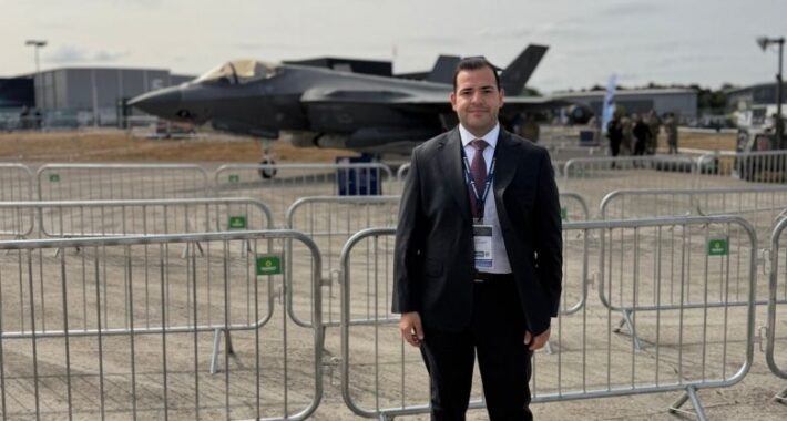 <p><strong>Yazılı İçerik Oluşturmanın Önemi ve SEO Uyumlu İçerikler</strong><br />
<br />
Günümüzde dijital dünyada içerik, bir markanın veya şirketin başarısında büyük bir rol oynamaktadır. İnsanlar artık bir ürün veya hizmet hakkında bilgi edinmek istediklerinde arama motorlarına başvurmakta ve kararlarını bu bilgilere göre vermektedirler. Bu nedenle, SEO uyumlu içerik oluşturmak ve doğru kitleye ulaşmak oldukça önemlidir.<br />
<br />
<strong>SEO Uyumlu İçerik Oluşturmanın Püf Noktaları</strong><br />
<br />
SEO uyumlu içerik oluşturmanın belirli püf noktaları bulunmaktadır. İlk olarak, içeriğin anahtar kelimelerle uyumlu olması gerekmektedir. Anahtar kelimeler, hedef kitlenin arama yaparken kullandığı terimlerdir ve içeriğin bu terimlere uygun olması, arama motorları tarafından daha iyi indekslenmesini sağlar.<br />
<br />
İkinci olarak, içerik kaliteli ve özgün olmalıdır. Kopya içerikler arama motorları tarafından cezalandırılmakta ve sıralamalarda geriye düşmektedir. Bu nedenle, içeriğin özgün ve değerli olması oldukça önemlidir.<br />
<br />
Üçüncü olarak, içerik okuyucuya fayda sağlamalıdır. İnsanlar bir içeriği okurken onlara bir şeyler öğretmeli, bir sorunlarını çözmelerine yardımcı olmalı veya ilgi çekici bilgiler sunmalıdır. Böylece, okuyucular içeriği değerli bulacak ve paylaşma eğiliminde olacaklardır.<br />
<br />
<strong>Yazılı İçerik Oluşturmanın Marka Bilinirliğine Etkisi</strong><br />
<br />
SEO uyumlu içerik oluşturmanın bir diğer önemli etkisi de marka bilinirliğini arttırmasıdır. İyi bir içerik stratejisi ile markanın hedef kitlesine daha kolay ulaşması ve marka imajının güçlendirilmesi mümkün olmaktadır. Aynı zamanda, kaliteli içerikler paylaşıldıkça markanın otoritesi artar ve insanların markaya olan güveni artar.<br />
<br />
<strong>SEO Uyumlu İçerik Oluşturmanın İşletmelere Sağladığı Avantajlar</strong><br />
<br />
SEO uyumlu içerik oluşturmanın işletmelere birçok avantajı vardır. İlk olarak, doğru anahtar kelimelerle uyumlu içerikler oluşturmak, hedef kitlenin markayı daha kolay bulmasını sağlar ve potansiyel müşterilere ulaşma şansını arttırır. Bu da işletmenin satışlarını arttırmasına ve gelirini yükseltmesine yardımcı olur.<br />
<br />
İkinci olarak, SEO uyumlu içerikler arama motorlarında daha üst sıralara çıkar ve daha fazla organik trafik elde etmeyi sağlar. Bu da işletmenin daha geniş bir kitleye ulaşmasını ve marka bilinirliğini arttırmasını sağlar.<br />
<br />
Üçüncü olarak, SEO uyumlu içeriklerin paylaşılma ve viral olma potansiyeli daha yüksektir. İnsanlar kaliteli ve ilgi çekici içerikleri paylaşmaktan hoşlanır ve bu da işletmenin daha geniş bir kitleye ulaşmasını sağlar.<br />
<br />
<strong>Sonuç</strong><br />
<br />
SEO uyumlu içerik oluşturmak, bir işletme veya marka için oldukça önemli bir stratejidir. Doğru anahtar kelimelerle uyumlu, kaliteli ve okuyucuya fayda sağlayan içerikler oluşturmak, markanın hedef kitlesine ulaşmasını ve marka bilinirliğini arttırmasını sağlar. Bu nedenle, içerik oluşturma stratejilerine önem vermek ve SEO uyumlu içerikler oluşturmak her işletme için büyük bir avantaj sağlayacaktır.</p>