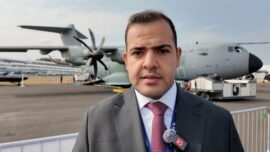 <p><strong>Sağlıklı Beslenme ve Egzersiz Yapmanın Önemi</strong><br />
<br />
Sağlıklı bir yaşam sürdürmek için sağlıklı beslenme ve düzenli egzersiz yapmak oldukça önemlidir. Vücudumuzun ihtiyaç duyduğu besinleri almak ve aktif bir yaşam tarzı benimsemek, hem fiziksel hem de mental sağlığımızı olumlu yönde etkiler. Bu yazımızda sağlıklı beslenme ve egzersizin önemini ve faydalarını detaylı bir şekilde ele alacağız.<br />
<br />
<strong>Sağlıklı Beslenmenin Önemi</strong><br />
<br />
Sağlıklı bir yaşam sürdürebilmek için sağlıklı beslenmek oldukça önemlidir. Beslenme alışkanlıklarımız, vücudumuzun enerji seviyesini, kilomuzu ve genel sağlık durumumuzu etkiler. Dengeli ve sağlıklı beslenmek, vücudumuzun ihtiyaç duyduğu vitamin, mineral ve diğer besin öğelerini almasını sağlar. Ayrıca, sağlıklı beslenme bağışıklık sistemimizi güçlendirir, hastalıklara karşı direncimizi arttırır ve enerji seviyemizi yükseltir.<br />
<br />
Sağlıklı beslenme, fast food gibi işlenmiş gıdalardan uzak durmayı, sebze ve meyveleri günlük beslenme rutinimize dahil etmeyi ve yeterli miktarda su tüketmeyi içerir. Ayrıca, dengeli bir beslenme programı oluşturmak için protein, karbonhidrat ve yağları doğru oranlarda tüketmek de önemlidir.<br />
<br />
<strong>Egzersizin Önemi</strong><br />
<br />
Sağlıklı bir yaşamın bir diğer önemli unsuru da düzenli egzersiz yapmaktır. Egzersiz yapmak, kasları güçlendirir, esnekliği arttırır ve genel sağlık durumunu iyileştirir. Ayrıca, düzenli egzersiz yapmak, kilo kontrolüne yardımcı olur, stresi azaltır ve depresyon riskini azaltır.<br />
<br />
Haftada en az 150 dakika orta şiddette aerobik egzersiz yapmak, genel sağlık durumunu iyileştirmek için önerilen bir yöntemdir. Egzersiz yaparken, dikkat etmemiz gereken en önemli noktalardan biri de yeterli miktarda su tüketmektir. Egzersiz sırasında vücudumuz terler ve su kaybeder, bu nedenle egzersiz öncesi ve sonrasında yeterli miktarda su içmek önemlidir.<br />
<br />
<strong>Sağlıklı Beslenme ve Egzersizin Entegre Edilmesi</strong><br />
<br />
Sağlıklı beslenme ve düzenli egzersiz yapma alışkanlıklarını hayatımıza entegre etmek, uzun vadeli sağlık faydaları sağlar. Günlük beslenme rutinimize sebze, meyve, protein ve sağlıklı yağları dahil etmek, sağlıklı beslenme alışkanlıklarımızı geliştirmemize yardımcı olur. Aynı şekilde, haftada düzenli olarak egzersiz yapmak, vücudumuzun güçlenmesine ve dayanıklılığının artmasına yardımcı olur.<br />
<br />
Sağlıklı beslenme ve egzersiz yapma alışkanlıklarını hayatımıza entegre etmek için önceliklerimizi belirlemek ve zaman ayırmak önemlidir. Kendimize uygun bir beslenme programı oluşturmak ve egzersiz yapma planı oluşturmak, sağlıklı yaşam tarzımızı sürdürmemize yardımcı olacaktır. Ayrıca, düzenli olarak sağlık kontrolleri yapmak ve uzmanlardan destek almak da sağlıklı yaşam sürdürmemizde önemli bir adımdır.<br />
<br />
<strong>Sonuç</strong><br />
<br />
Sağlıklı beslenme ve düzenli egzersiz yapma alışkanlıklarını hayatımıza entegre etmek, uzun vadeli sağlık faydaları sağlar. Dengeli ve sağlıklı bir beslenme programı oluşturmak, vücudumuzun ihtiyaç duyduğu besin öğelerini almasını sağlar. Ayrıca, düzenli egzersiz yapmak, kasları güçlendirir, esnekliği artırır ve genel sağlık durumunu iyileştirir. Sağlıklı yaşam sürdürebilmek için sağlıklı beslenme ve egzersiz yapma alışkanlıklarını hayatımıza entegre etmemiz önemlidir. Bu sayede, hem fiziksel hem de mental sağlığımızı koruyabilir ve yaşam kalitemizi arttırabiliriz.</p>