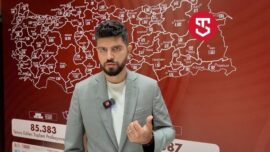 <p><strong>Yerel SEO Stratejileri ile İşletmenizi Yükseltin</strong><br />
<br />
İşletmenizin yerel pazarda öne çıkmasını sağlamak için yerel SEO stratejilerini kullanabilirsiniz. Doğru stratejilerle potansiyel müşterilerinizi hedefleyebilir ve işletmenizin görünürlüğünü artırabilirsiniz. <br />
<br />
<strong>Yerel SEO Nedir ve Neden Önemli?</strong><br />
<br />
Yerel SEO, işletmenizin belirli bir coğrafi bölgede arama motorlarında daha üst sıralarda görünmesini sağlayan bir stratejidir. Bu strateji sayesinde potansiyel müşterileriniz sizi daha kolay bulabilir ve işletmenizin bilinirliğini artırabilirsiniz. <br />
<br />
<strong>Yerel SEO Stratejileri</strong><br />
<br /></p>
<ol>
<li><strong>Google My Business Kullanın:</strong> Google My Business, işletmenizin Google arama sonuçlarında daha belirgin bir şekilde görünmesini sağlayan ücretsiz bir araçtır. İşletme bilgilerinizi doğru ve güncel bir şekilde bu platformda paylaşarak müşterilerinizin size daha kolay ulaşmasını sağlayabilirsiniz.<br />
<br /></li>
<li><strong>Yerel Anahtar Kelimeler Kullanın:</strong> İşletmenizin bulunduğu şehir veya semtin adını içeren anahtar kelimeler kullanarak yerel SEO’yu güçlendirebilirsiniz. Potansiyel müşterilerinizin sizi bulmasını kolaylaştırmak için bu anahtar kelimeleri web sitenizin içeriğinde ve meta etiketlerinde kullanmayı unutmayın.<br />
<br /></li>
<li><strong>Yerel İçerik Oluşturun:</strong> İşletmenizin bulunduğu bölgeyle ilgili içerikler oluşturarak yerel kitleleri hedefleyebilirsiniz. Bölgenizdeki etkinlikler, festivaller veya haberler hakkında yazılar paylaşarak yerel SEO’yu güçlendirebilirsiniz.<br />
<br /></li>
<li><strong>Yerel İncelemelere Önem Verin:</strong> Müşterilerinizden işletmenizle ilgili olumlu incelemeler almak, yerel SEO açısından önemlidir. İncelemeler, potansiyel müşterilerinizin işletmenize güven duymasını sağlar ve sizi tercih etmelerini teşvik eder.<br />
<br />
<strong>Yerel SEO’nun İşletmenize Kazandıracakları</strong><br />
<br />
Yerel SEO stratejileri doğru bir şekilde uygulandığında işletmenize birçok avantaj sağlayabilir. Bu avantajlardan bazıları şunlardır:<br />
<br /></li>
<li><strong>Daha Fazla Trafik:</strong> Yerel SEO stratejileri sayesinde web sitenize daha fazla ziyaretçi çekebilirsiniz. Potansiyel müşterileriniz sizi daha kolay bulacak ve ziyaret edecektir.<br />
<br /></li>
<li><strong>Yerel Müşteri Kazanımı:</strong> Yerel SEO sayesinde hedef kitlenizi belirli bir coğrafi bölgeye odaklayarak daha fazla yerel müşteri kazanabilirsiniz. Bu da işletmenizin satışlarını artırabilir.<br />
<br /></li>
<li><strong>Rekabet Üstünlüğü:</strong> Yerel SEO stratejilerini rakiplerinizden daha iyi bir şekilde uygulayarak işletmenizi rakiplerinizden öne çıkarabilirsiniz. Bu da müşterilerin sizi tercih etmelerini sağlar.<br />
<br />
<strong>Sonuç</strong><br />
<br />
Yerel SEO stratejileri, işletmenizin yerel pazarda öne çıkmasını sağlayan önemli bir araçtır. Doğru stratejileri kullanarak potansiyel müşterilerinizi hedefleyebilir ve işletmenizin görünürlüğünü artırabilirsiniz. Unutmayın, doğru anahtar kelimeleri kullanmak, yerel içerikler oluşturmak ve müşteri incelemelerine önem vermek yerel SEO’nun başarılı bir şekilde uygulanması için önemli adımlardır.</li>
</ol>