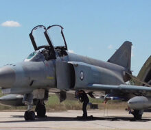 Yunan F-4 Phantom Savaş Uçağı Atina’da Düştü: Görüntü