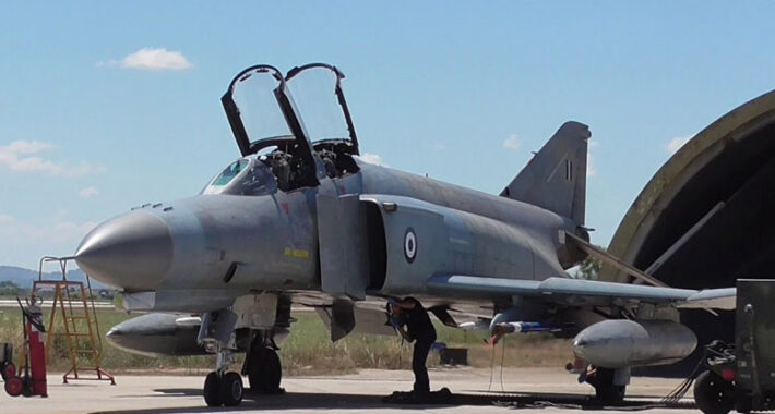 Yunan F-4 Phantom Savaş Uçağı Atina’da Düştü: Görüntü