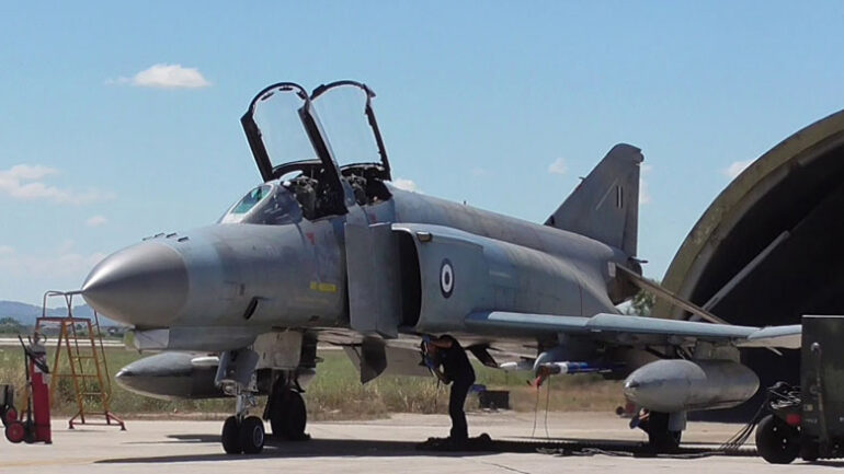 Yunan F-4 Phantom Savaş Uçağı Atina’da Düştü: Görüntü