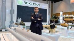 <p><strong>Sağlıklı Yaşam için Doğru Beslenme</strong><br />
<br />
Günümüzde sağlıklı beslenmenin önemi her zamankinden daha fazla vurgulanmaktadır. Doğru beslenme alışkanlıkları edinmek, vücudunuzun ihtiyaç duyduğu besinleri almasını sağlayarak sağlıklı bir yaşam sürmenize yardımcı olabilir. Peki, sağlıklı beslenme nedir ve nasıl uygulanır? İşte doğru beslenme hakkında bilmeniz gerekenler.<br />
<br />
<strong>Sağlıklı Beslenmenin Temel İlkeleri</strong><br />
<br />
Sağlıklı beslenme, vücudunuzun ihtiyaç duyduğu besin öğelerini dengeli bir şekilde almanızı gerektirir. Bu besin öğeleri arasında karbonhidratlar, proteinler, yağlar, vitaminler ve mineraller bulunmaktadır. Dengeli bir beslenme planı oluşturmak için aşağıdaki ilkeleri göz önünde bulundurabilirsiniz:<br />
<br />
<strong>1. Çeşitlilik</strong><br />
<br />
Sağlıklı beslenme için çeşitli besin gruplarından yeterli miktarda tüketmek önemlidir. Her gün farklı renklerde sebze ve meyveler yemek, vücudunuzun ihtiyaç duyduğu vitamin ve mineralleri almanıza yardımcı olacaktır.<br />
<br />
<strong>2. Dengeli Beslenme</strong><br />
<br />
Besin grupları arasında denge sağlamak da sağlıklı beslenmenin temel taşlarından biridir. Örneğin, her öğünde karbonhidrat, protein ve yağ içeren besinleri tüketmek vücudunuzun enerji ihtiyacını karşılayacaktır.<br />
<br />
<strong>3. Ölçülü Tüketim</strong><br />
<br />
Sağlıklı beslenme, her şeyin ölçülü tüketilmesini gerektirir. Aşırıya kaçmadan, porsiyonları kontrol altında tutarak yemek yemek kilo kontrolü sağlamanıza yardımcı olacaktır.<br />
<br />
<strong>4. Su Tüketimi</strong><br />
<br />
Vücudunuzun düzgün bir şekilde çalışabilmesi için yeterli miktarda su tüketmek önemlidir. Günde en az 2-3 litre su içmek, vücudunuzun toksinlerden arınmasına ve sindirim sisteminin düzgün çalışmasına yardımcı olacaktır.<br />
<br />
<strong>Sağlıklı Beslenme ve Egzersiz</strong><br />
<br />
Sağlıklı beslenme, egzersizle birlikte uygulandığında daha etkili sonuçlar verebilir. Egzersiz yaparak vücudunuzun enerji harcamasını artırabilir ve kilo kontrolü sağlayabilirsiniz. Ayrıca düzenli egzersiz yapmak, kas kütlesini artırarak metabolizmayı hızlandırabilir ve vücudunuzun daha fazla yağ yakmasına yardımcı olabilir.<br />
<br />
<strong>Sağlıklı Beslenme İçin Öneriler</strong><br />
<br />
Sağlıklı beslenme alışkanlıkları edinmek için aşağıdaki önerilere dikkat edebilirsiniz:<br />
<br />
<strong>1. Kahvaltıyı Atlamayın</strong><br />
<br />
Günün en önemli öğünü olan kahvaltıyı atlamayın. Kahvaltı yapmak metabolizmanızı hızlandırır ve gün boyunca daha fazla enerji sağlar.<br />
<br />
<strong>2. Fast Food’dan Uzak Durun</strong><br />
<br />
Fast food ve hazır gıdalar sağlığınıza zarar verebilir. Mümkün olduğunca evde yemek yapmaya özen gösterin ve doğal besinleri tercih edin.<br />
<br />
<strong>3. Şeker ve Tuz Tüketimine Dikkat Edin</strong><br />
<br />
Şeker ve tuz tüketimini kontrol altında tutmak, kalp sağlığınızı korumak için önemlidir. İşlenmiş gıdalardan uzak durarak sağlıklı beslenmeyi destekleyebilirsiniz.<br />
<br />
<strong>4. Sağlıklı Atıştırmalıklar Tercih Edin</strong><br />
<br />
Ara öğünlerde sağlıklı atıştırmalıklar tüketmek, açlık hissini kontrol altında tutmanıza yardımcı olabilir. Badem, ceviz, meyve veya yoğurt gibi besinleri tercih edebilirsiniz.<br />
<br />
<strong>Sonuç</strong><br />
<br />
Sağlıklı beslenme, vücudunuzun ihtiyaç duyduğu besin öğelerini dengeli bir şekilde almanızı sağlayarak sağlıklı bir yaşam sürmenize yardımcı olabilir. Doğru beslenme alışkanlıkları edinerek kilo kontrolü sağlayabilir, enerjinizi artırabilir ve genel sağlığınızı koruyabilirsiniz. Unutmayın, sağlıklı beslenme sadece fiziksel sağlığınızı değil, ruh sağlığınızı da olumlu yönde etkileyebilir. Hayatınızı daha kaliteli ve mutlu bir hale getirmek için sağlıklı beslenmeye önem verin.</p>